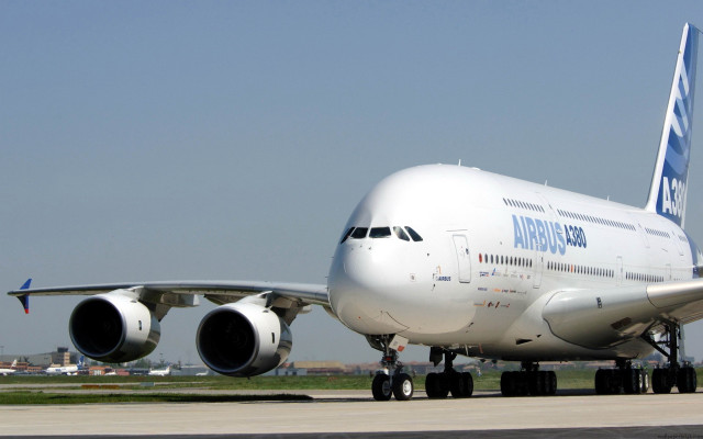 Jetliner airport runway sky people free wallpaper - medium preview image