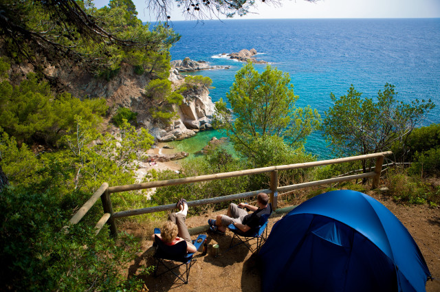 Group people hill blue tent free wallpaper - medium preview image