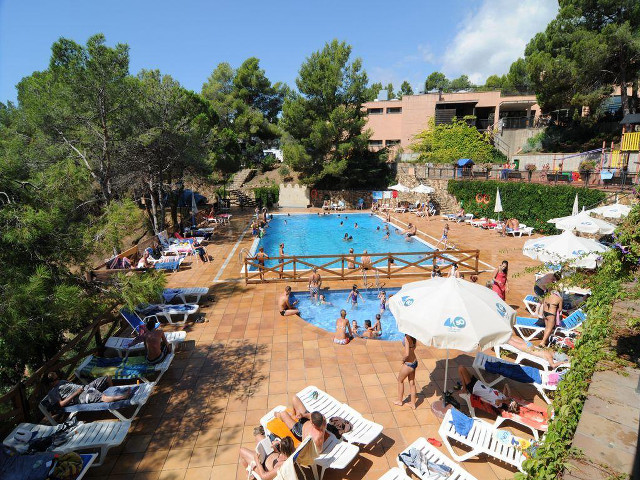Large swimming pool people umbrellas free wallpaper - medium preview image