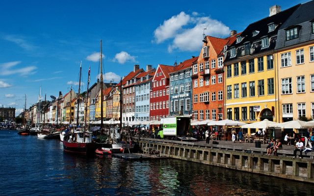 Buildings water boats people sidewalk free wallpaper - medium preview image