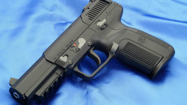 Gun blue cloth black frame free wallpaper - medium preview image