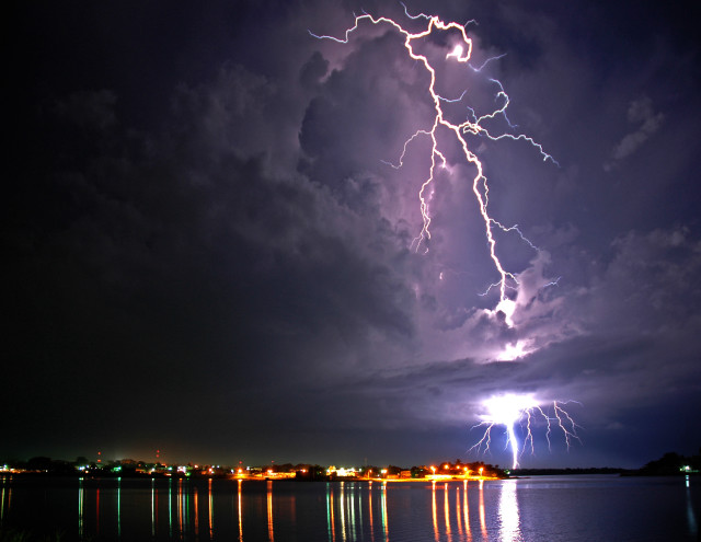 Lightning bolt city night time free wallpaper - medium preview image