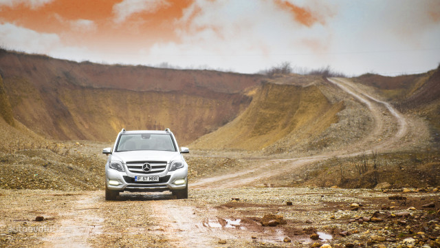 White mercedes benz car image free wallpaper - medium preview image