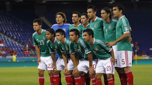 Soccer players team photo field free wallpaper - medium preview image