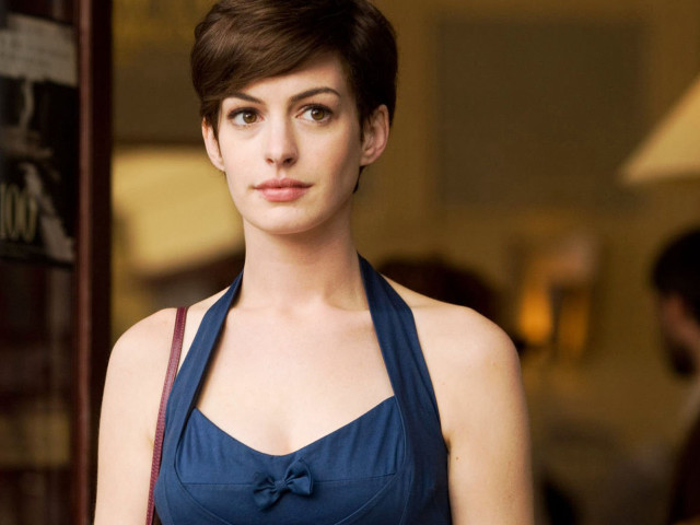 Woman blue dress building handbag free wallpaper - medium preview image