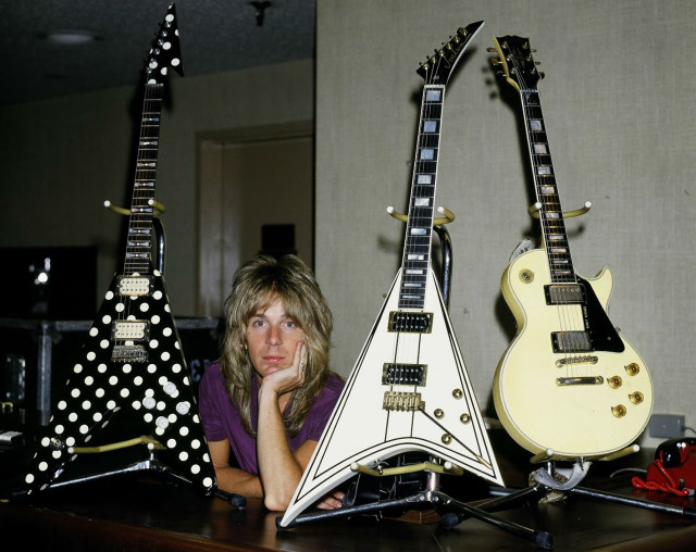 Woman sitting guitars table polka free wallpaper - medium preview image