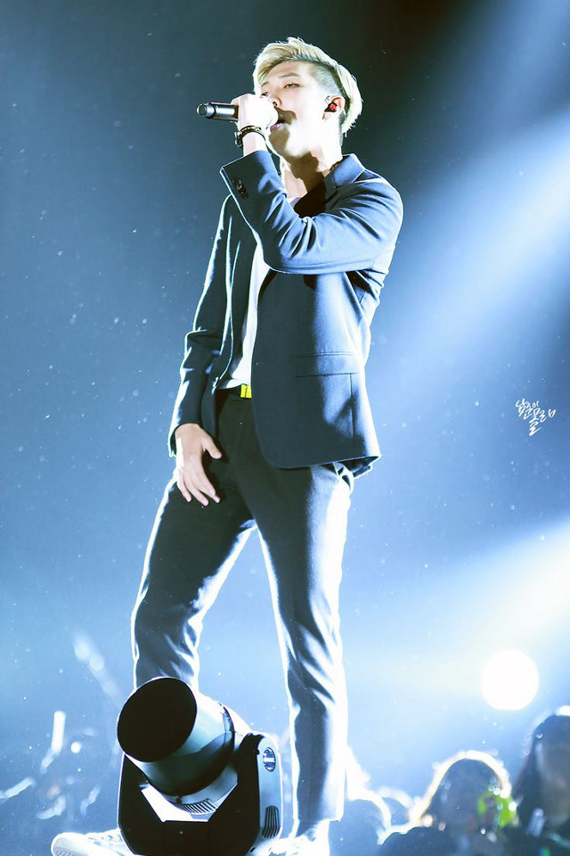 Man suit hat stage microphone free wallpaper - medium preview image