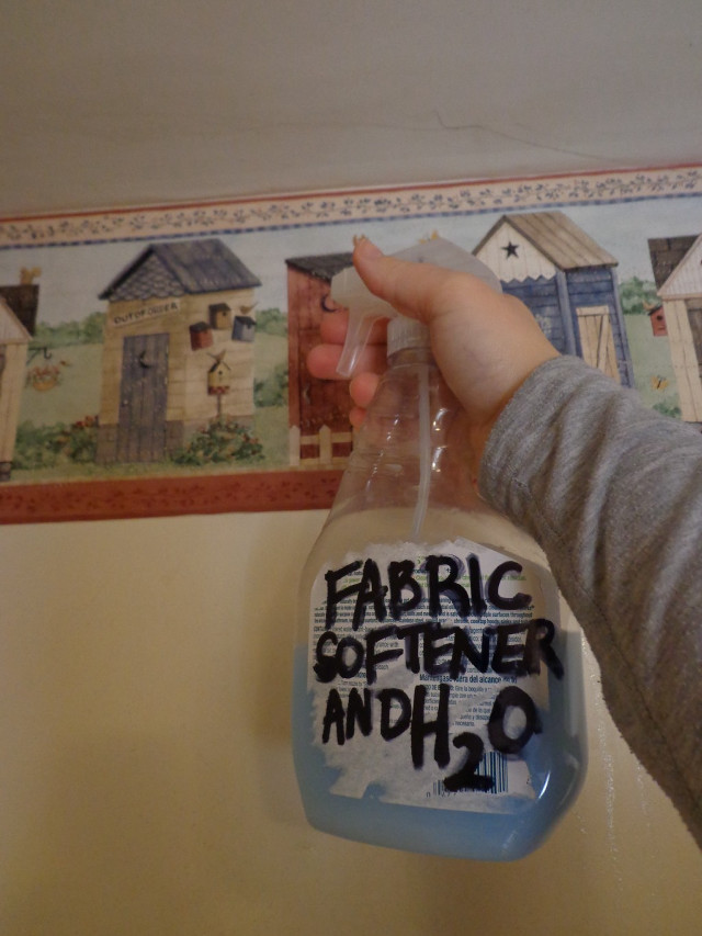 Person holding plastic container fabric free wallpaper - medium preview image