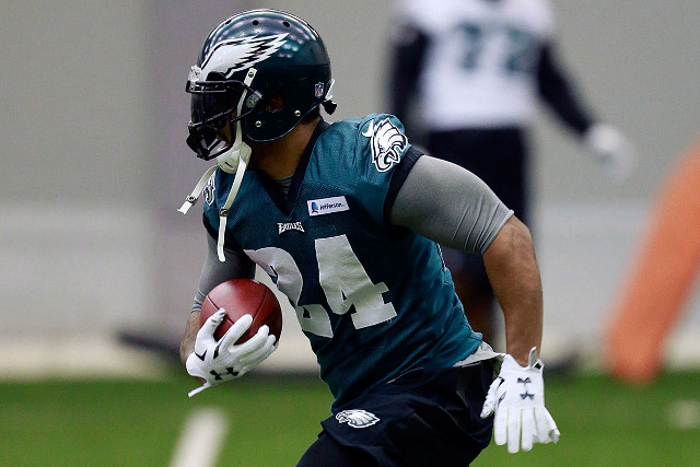 Football player running ball helmet free wallpaper - medium preview image