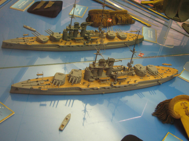 Battleship model display items table free wallpaper - medium preview image