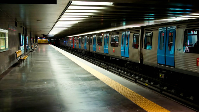 Subway train station people waiting free wallpaper - medium preview image