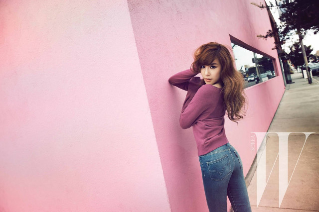 Woman pinkwall reflection denimyunpeng aesthetic free wallpaper for desktop - medium preview image
