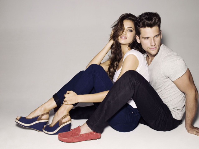 Man woman sitting ground posing free wallpaper - medium preview image