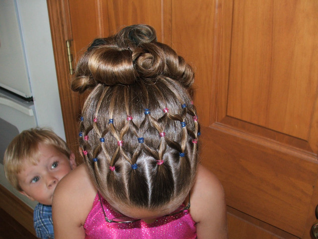 Little girl bun pony tail free wallpaper - medium preview image