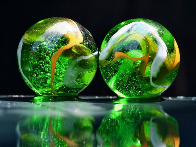 Green glass balls reflection tabletop #5 free wallpaper - medium preview image