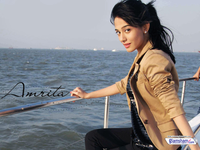 Woman boat water posing picture free wallpaper - medium preview image