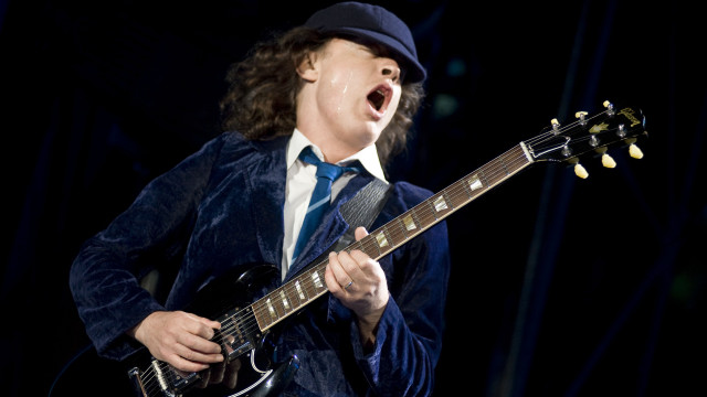 Man hat guitar singing microphone free wallpaper - medium preview image