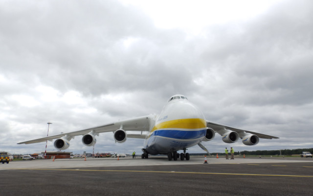 Jetliner airport tarmac cloudy sky free wallpaper - medium preview image