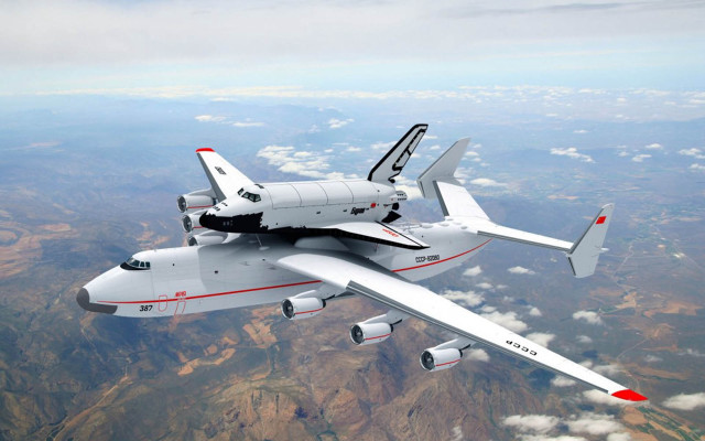 Large white airplane flying sky free wallpaper - medium preview image