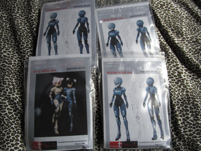 Action figures bags bed leopard free wallpaper - medium preview image