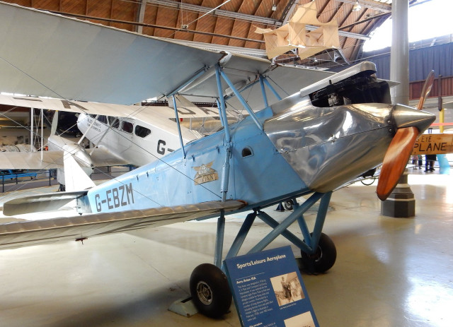 Small airplane museum hangar display free wallpaper - medium preview image