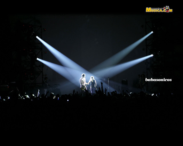 Couple people stage spotlights concert free wallpaper - medium preview image