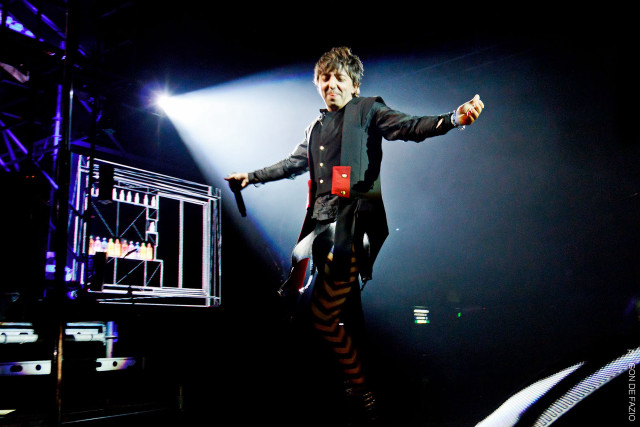 Man suit tie stage arms free wallpaper - medium preview image