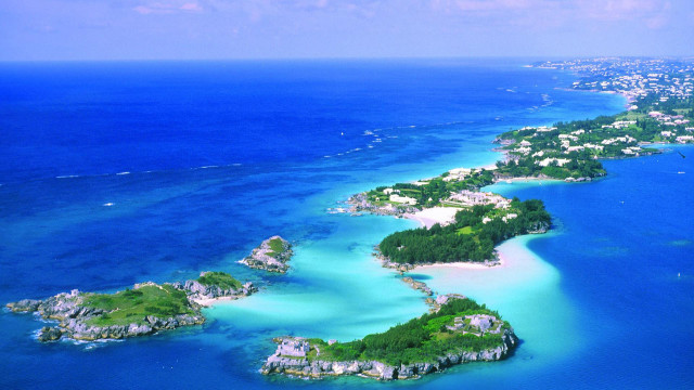 Island town beach ocean group free wallpaper - medium preview image