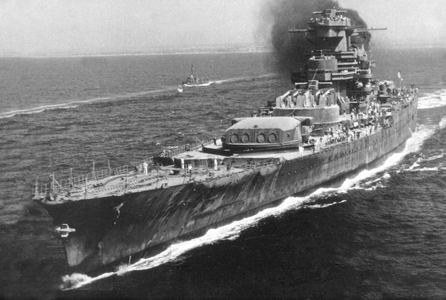 Large ship ocean smoke stacks free wallpaper - medium preview image