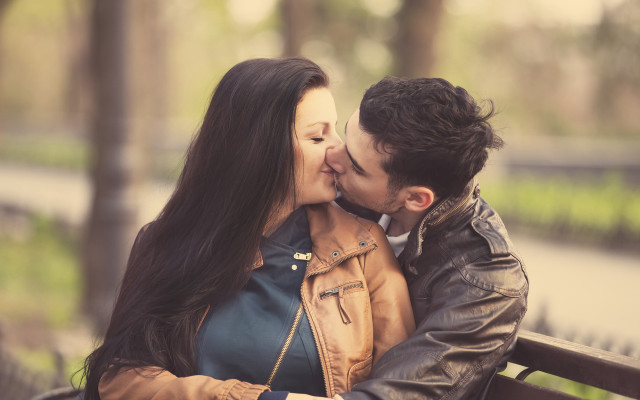 Man woman kissing bench park #2 free wallpaper - medium preview image