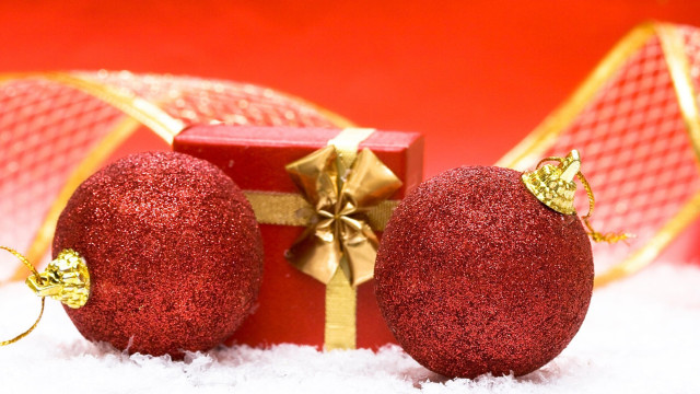 Red ornaments gold bow red free wallpaper - medium preview image
