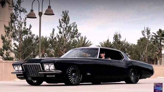Man driving black car street free wallpaper - medium preview image