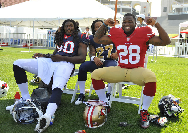 People field helmets football group free wallpaper - medium preview image