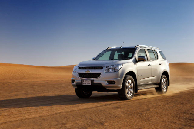 Silver chevrolet suv desert tilt free wallpaper - medium preview image