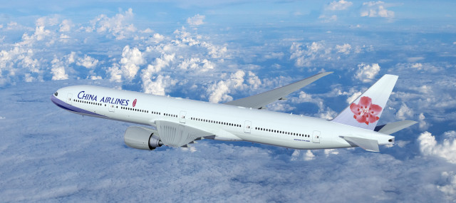 Large passenger jet flying sky free wallpaper - medium preview image