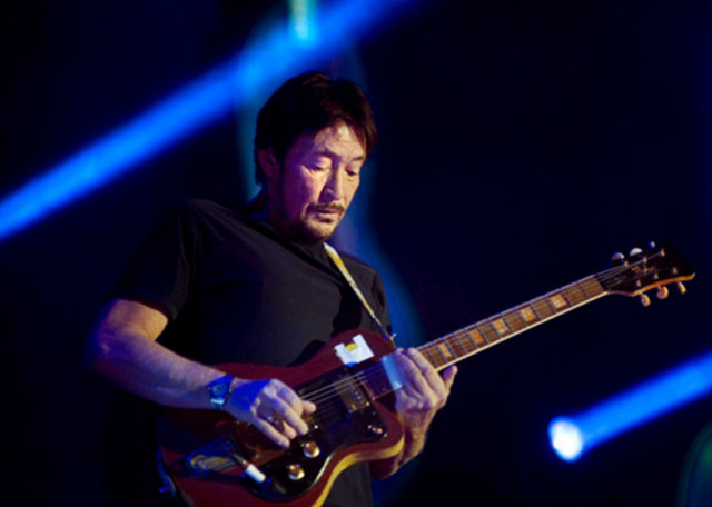 Man playing guitar concert blue free wallpaper - medium preview image