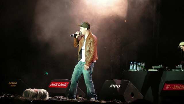 Man singing on stage microphone free wallpaper - medium preview image