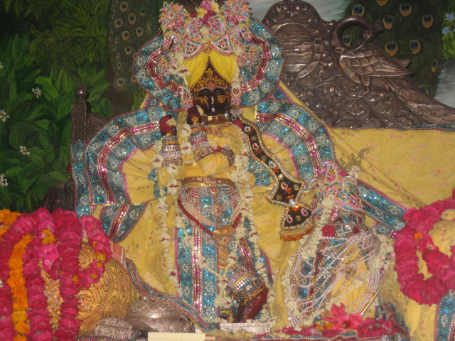 Statue crowned person flower surrounding free wallpaper - medium preview image