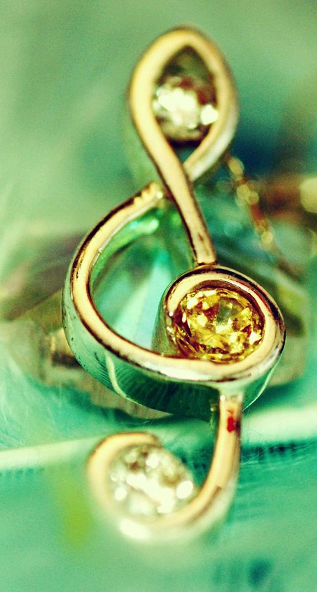 Close up yellow diamond ring free wallpaper - medium preview image