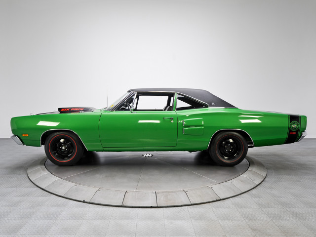 Green car round platform white #2 free wallpaper - medium preview image