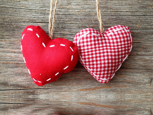 Red hearts hanging wooden table free wallpaper - medium preview image