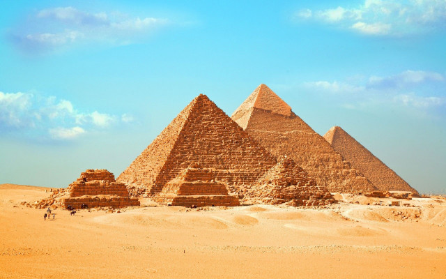Pyramids desert sky people walking free wallpaper - medium preview image