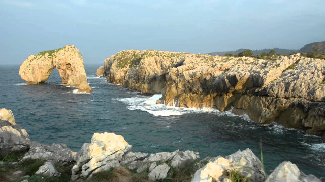 Rocky coastline large formation arch free wallpaper - medium preview image