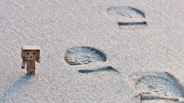 Small toy sand figure face free wallpaper - medium preview image