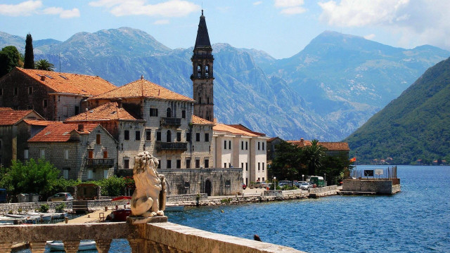 Town lake mountains statue lion free wallpaper - medium preview image