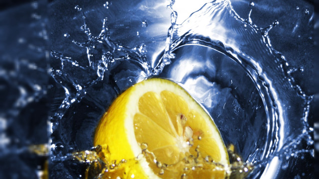 Lemon dropping into bowl water free wallpaper - medium preview image