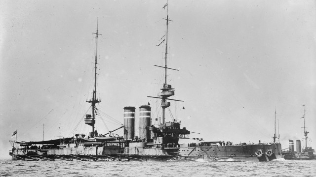 Large ship water smaller boat free wallpaper - medium preview image
