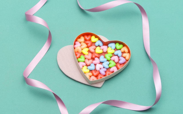 Heart shaped box candy pink free wallpaper - medium preview image