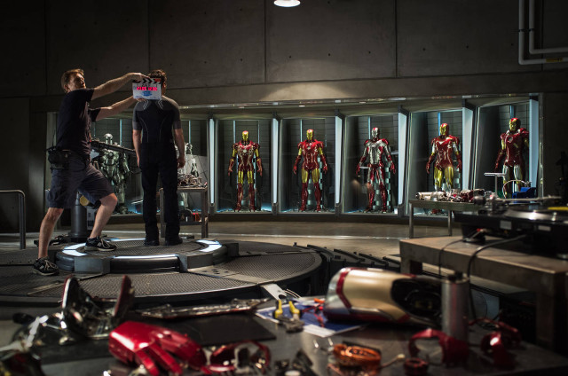 Man stage robot suit display free wallpaper - medium preview image