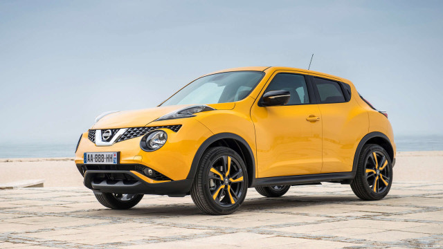 Yellow nissan juke beach ocean free wallpaper - medium preview image